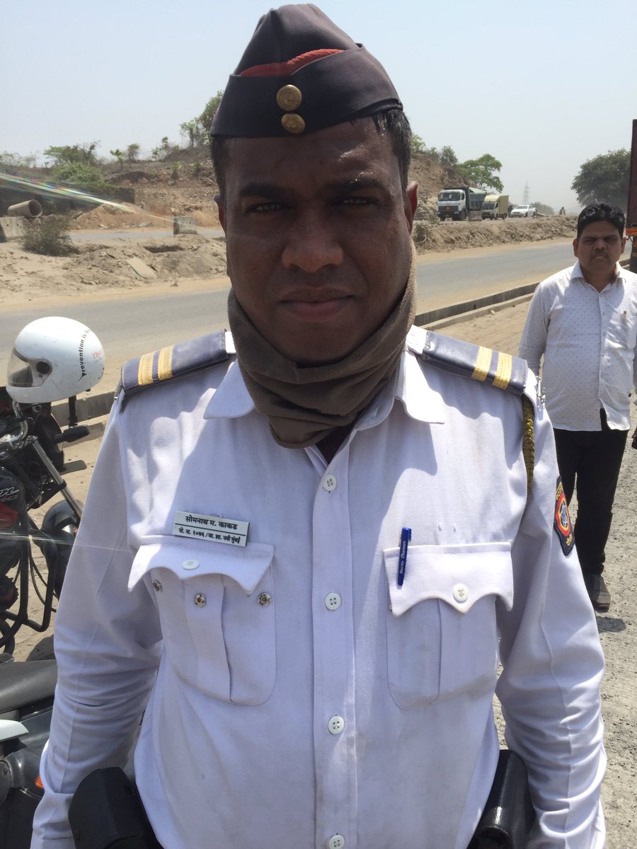 Imrajdeepgajjar's tweet photo. We don’t take a moment to defame @MumbaiPolice for their traffic mishaps..but shall also thank them for the humanity they do in this super summer.........I thank Mr.Somanath Kakad who selflessly helped me with the petrol from his own bike when I got stuck in middle of nowhere. https://t.co/0J1Hdy7zOv