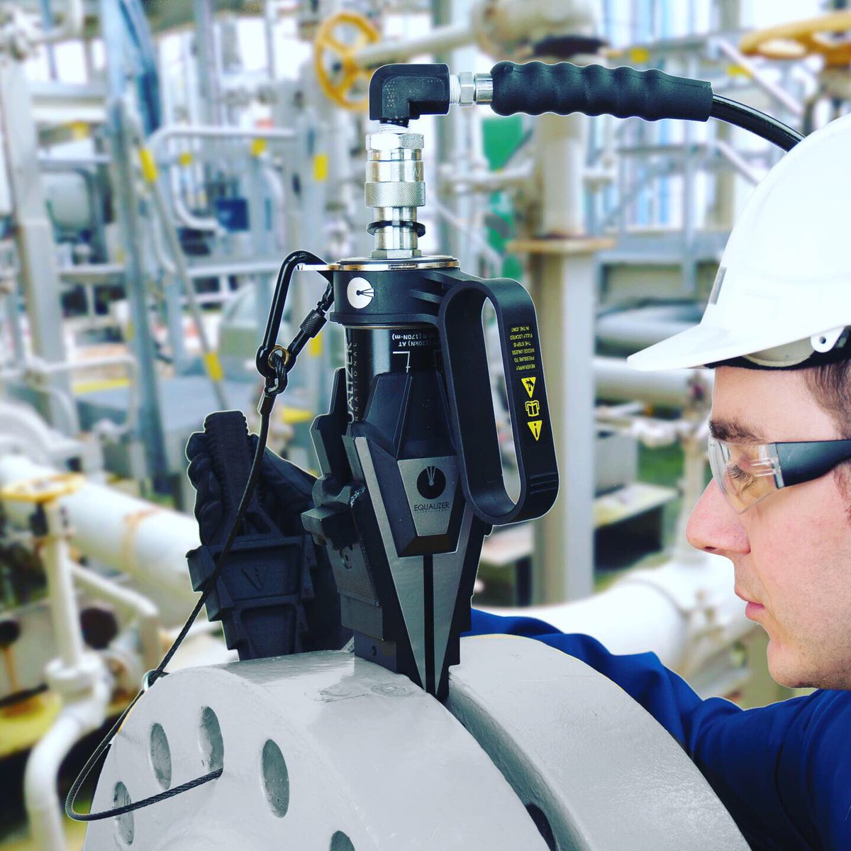 A simple solution to hydraulically spreading flange joints with a minimum access gap of 6.0mm (0.25").
#safetyfirst  #liftingequipment  #liftingequipmentengineer  #equalizer #enerpac <a href="/enerpac/">Enerpac</a>   #liftingequipmentsupplies #flangetool #hydraulics