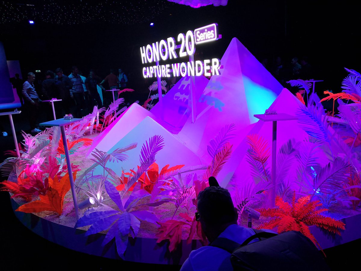 AucunNomDispo_'s tweet photo. En direct du lancement Honor 20 series. Le lieu magnifiquement décoré ! #honorfan #capturewonder #invitedhonor20 #honor20series #honor #invitetohonor20 #honor20cfo @Honorglobal  @Honor_FR https://t.co/awfyoSOHwq