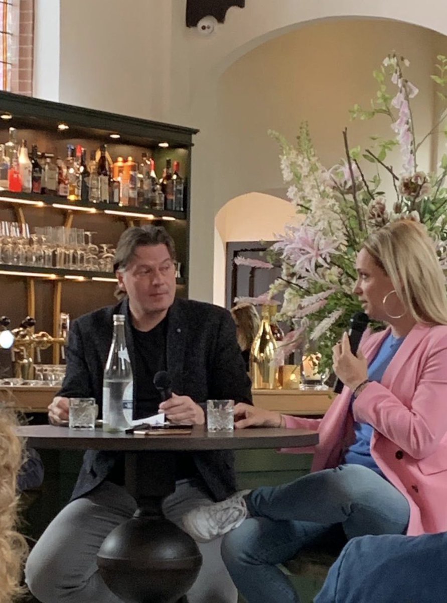 Netwerklunch <a href="/BusinExposure/">BusinessExposure</a> met <a href="/JackWieringa/">Jack Wieringa</a> #Basiliek #Appingedam met als gast <a href="/hendrikshelene/">Hélène Hendriks</a>. #mooimens #direct #mannenwereld #nietingewikkeld. Genoten.