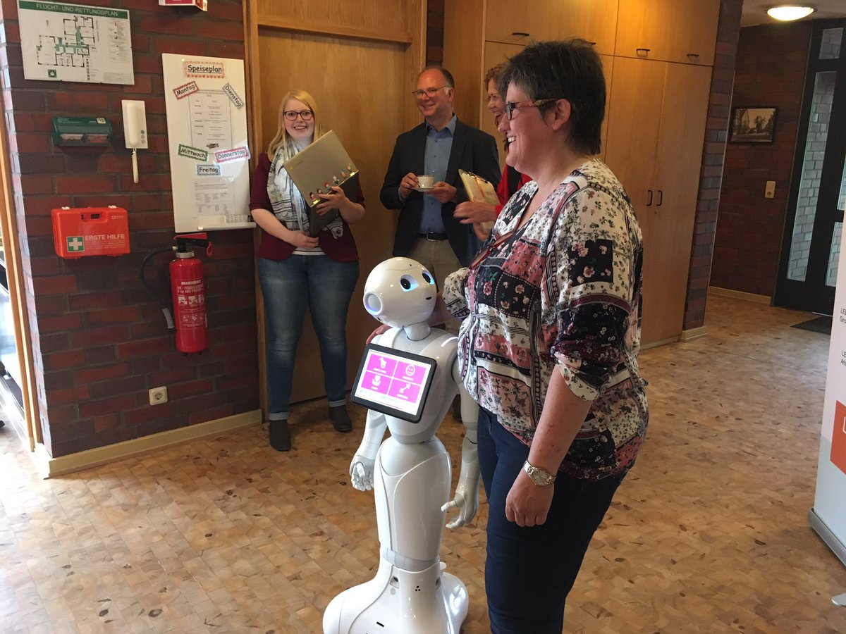 jserranoUCLM's tweet photo. Testing #emma robot in an elderly health care residence in #Bremen by @kieluni 👩‍⚕️ https://t.co/k1vIRwX7zo