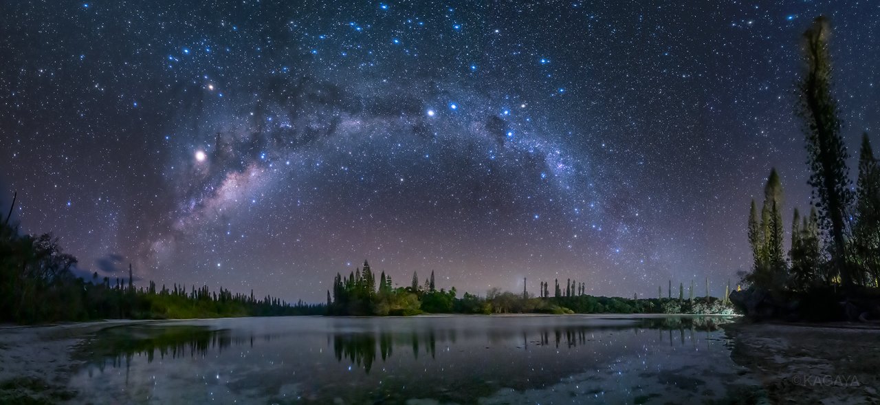 Kagaya 私達がすむのは 天の川銀河に浮かぶ水と緑の惑星 先日 ニューカレドニアで撮影した天の川のパノラマ写真です 一番明るい星が木星 ちょうどその方向が我が銀河の中心方向で天の川が濃く見えます ケンタウルス座のa B 写真中央上 とその右