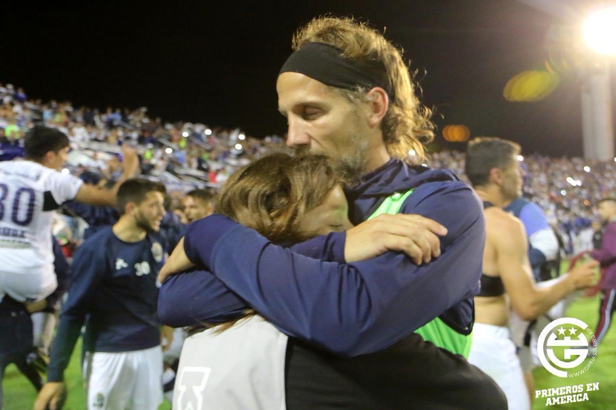 gimnasiaoficial's tweet photo. Gracias por defender nuestros colores con el corazón.

Uno de los nuestros, para siempre.

🙌🏻🐺💙

¡Hasta pronto, Facu! 

#EnAzulyBlanco https://t.co/vPuOluX6ZH