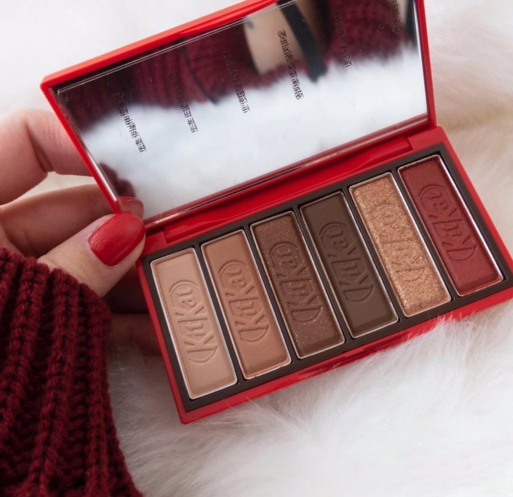 Chaberry4's tweet photo. ‼️พร้อมส่ง‼️ Etude House X Kitkat สีแดง พร้อมของแถมเป็นกระเป๋ากำมะหยี่ค่ะ พาเลทเนื้อดี สีสวย แต่งง่าย ขนาดเหมาะกับการพกพามากๆ ของมีเพียง 6 ตลับ ใครสนใจรีบทักมาเลยค่า 📌ราคา 550 รวมส่งEMS ค่ะ #เครื่องสําอางเกาหลี #รับหิ้วเกาหลี #ETUDEHOUSE #etudehousethailand #พรีออเดอร์เกาหลี https://t.co/NQR5KYVKZd