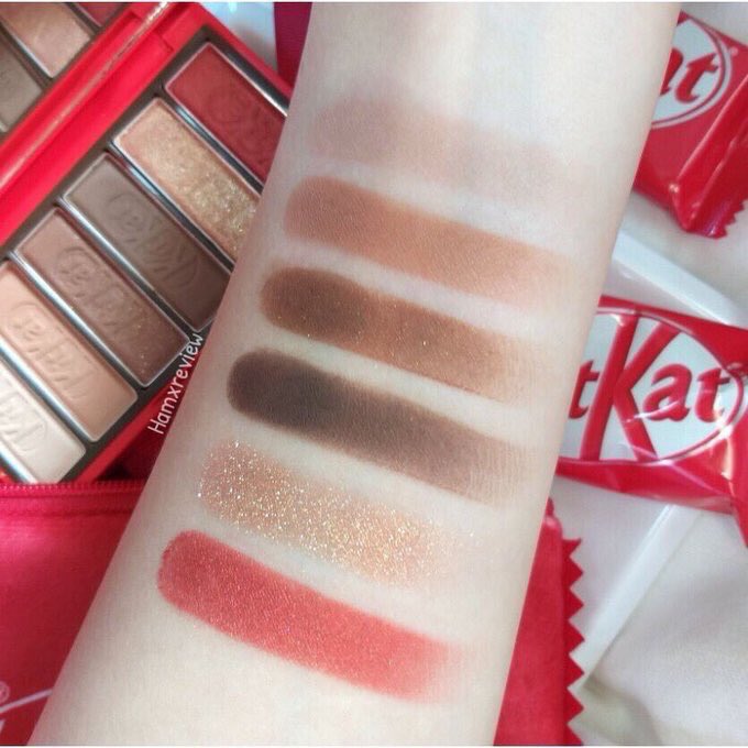 Chaberry4's tweet photo. ‼️พร้อมส่ง‼️ Etude House X Kitkat สีแดง พร้อมของแถมเป็นกระเป๋ากำมะหยี่ค่ะ พาเลทเนื้อดี สีสวย แต่งง่าย ขนาดเหมาะกับการพกพามากๆ ของมีเพียง 6 ตลับ ใครสนใจรีบทักมาเลยค่า 📌ราคา 550 รวมส่งEMS ค่ะ #เครื่องสําอางเกาหลี #รับหิ้วเกาหลี #ETUDEHOUSE #etudehousethailand #พรีออเดอร์เกาหลี https://t.co/NQR5KYVKZd