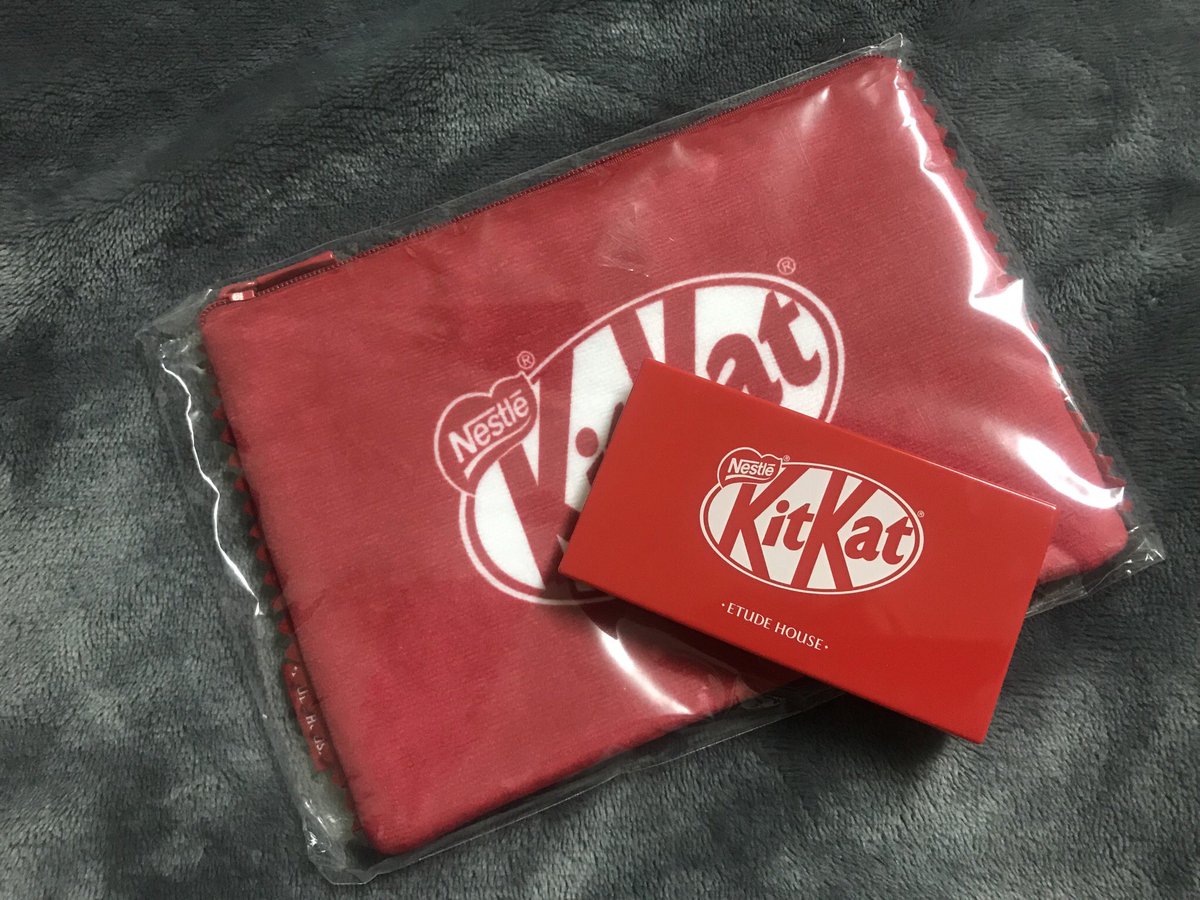 Chaberry4's tweet photo. ‼️พร้อมส่ง‼️ Etude House X Kitkat สีแดง พร้อมของแถมเป็นกระเป๋ากำมะหยี่ค่ะ พาเลทเนื้อดี สีสวย แต่งง่าย ขนาดเหมาะกับการพกพามากๆ ของมีเพียง 6 ตลับ ใครสนใจรีบทักมาเลยค่า 📌ราคา 550 รวมส่งEMS ค่ะ #เครื่องสําอางเกาหลี #รับหิ้วเกาหลี #ETUDEHOUSE #etudehousethailand #พรีออเดอร์เกาหลี https://t.co/NQR5KYVKZd