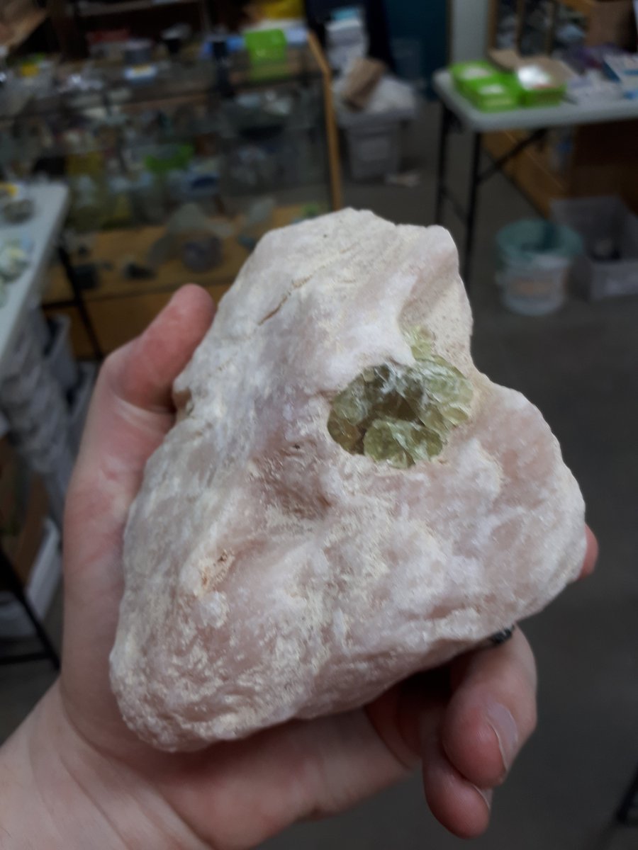 Intrinsinite's tweet photo. Calcite with green apatite
#Intrinsinite #Crystals #Healing https://t.co/3PcmlWDvPU