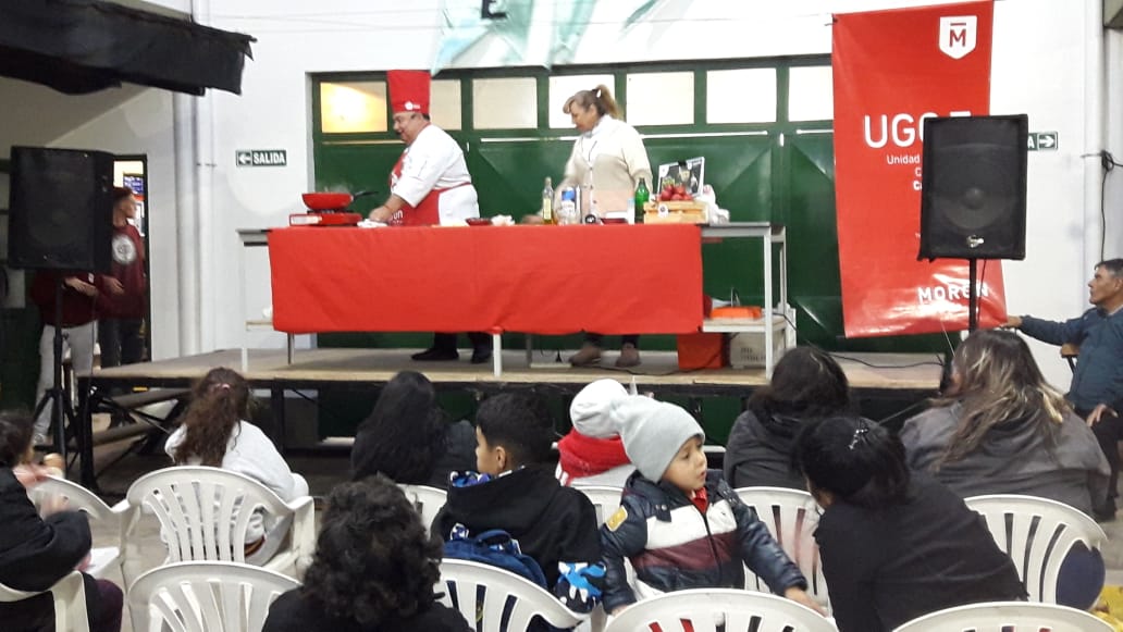 lavidaessuna's tweet photo. Ayer compartimos una nueva clase de #MorónSaludable. ¡Los vecinos de #CastelarSur aprendieron a hacer una humita en olla saludable para cocinar este 25 de mayo! https://t.co/o5FPPNgsf6