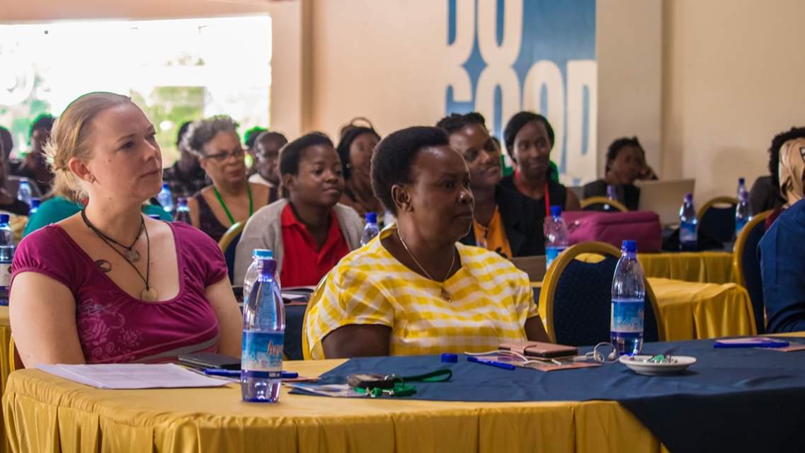 TrustAwt's tweet photo. 1/6
Day 2 highlights of #UIWC19
@JackieKayPoet in conversation with Dr. Susan Kiguli on the topic, "Any good art transformation you. "
#UIWC19
#righttowrite
#AWTat10
#eastafricaarts
π·:@WristHouse https://t.co/O8RSA1EkEE