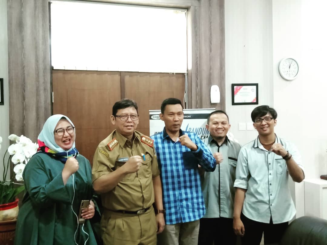Hasil Radio Talk bersama <a href="/ElshintaBandung/">Elshinta Bandung</a> Zanjabilla Kamila (News Anchor), &amp; Merdi Hajiji (Ketua LPM Kota Bandung &amp; Anggota Tim Ahli Jabar). Mengenai program unggulan DisKUK Jabar "KOPERASI DI KALANGAN MILENIAL". (Selasa, 21 Mei 2019 | Pkl.11-12 WIB). #RadioTalk
<a href="/DinasKUMKMJabar/">Dinas Kop & UK Jabar |</a>
