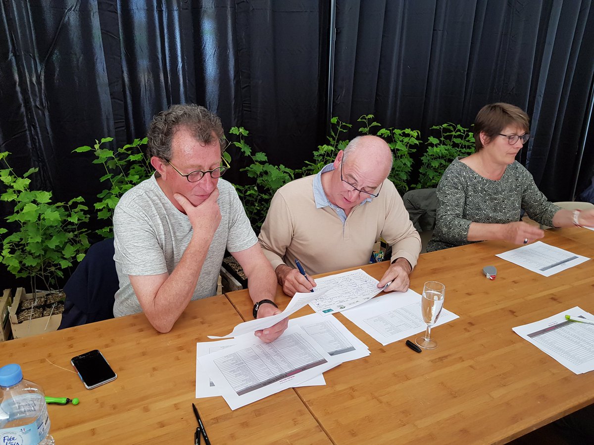 verdir_officiel's tweet photo. Lorsque les retraités FNPHP aident aux corrections du concours de reco en Pays de la Loire. Merci à eux ! https://t.co/KuoYCiab3z