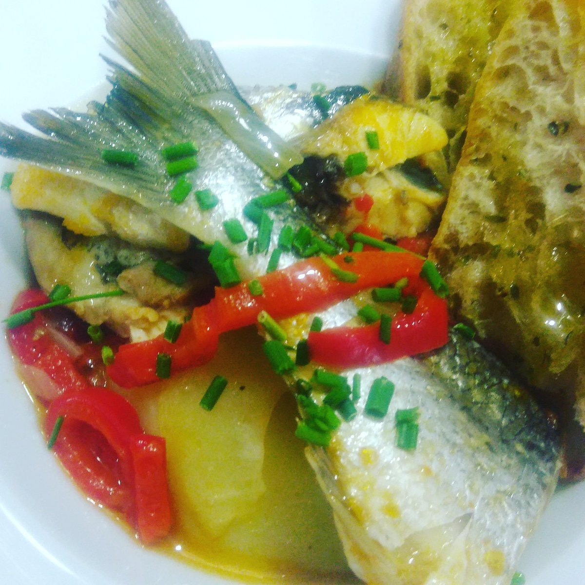 chefjoaormourao's tweet photo. Ensopado de Robalo e Dourada do nosso mar.
#chasetheflavour #shoplocally #thegrumpychef #joaormourao #chefjoaormourao #asyouwere #cookyourassoff #fortheloveoffood #kickass #chefworx #foodlovers #coolchef #maisdoquecomida #foodie #loveonaplate https://t.co/lBGhNs6Cq6