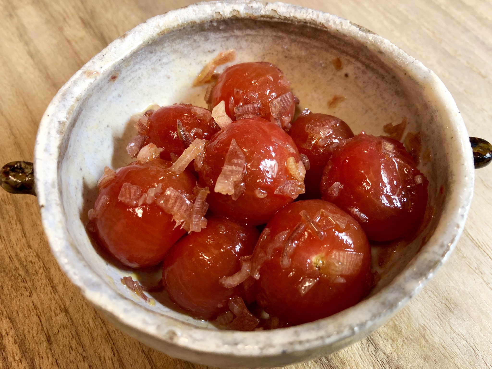 おりえ 副菜 皮を剥いたプチトマトをオリーブオイル 岩塩 微塵切りにしたミョウガで和えただけのもの 夏だぜ 夏はそこまで来てるのだぜ ガスバーナー買ってから湯剥きしなくなっちゃったな 炙ったら皮が弾けて秒で終わるんだもん お湯沸かして って