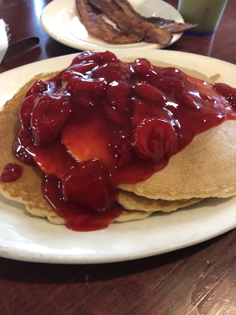 In true Husky Golf tradition, we go to breakfast before Regionals and someone orders strawberry pancakes. <a href="/MrNeilsen/">Life Coach</a> <a href="/nikkiflash15/">Nick Halbach</a> <a href="/CupofJoe0/">Joe Baldwin</a> <a href="/theOGcanuck/">Eric Clark 🏒</a> @Qgerhartz15