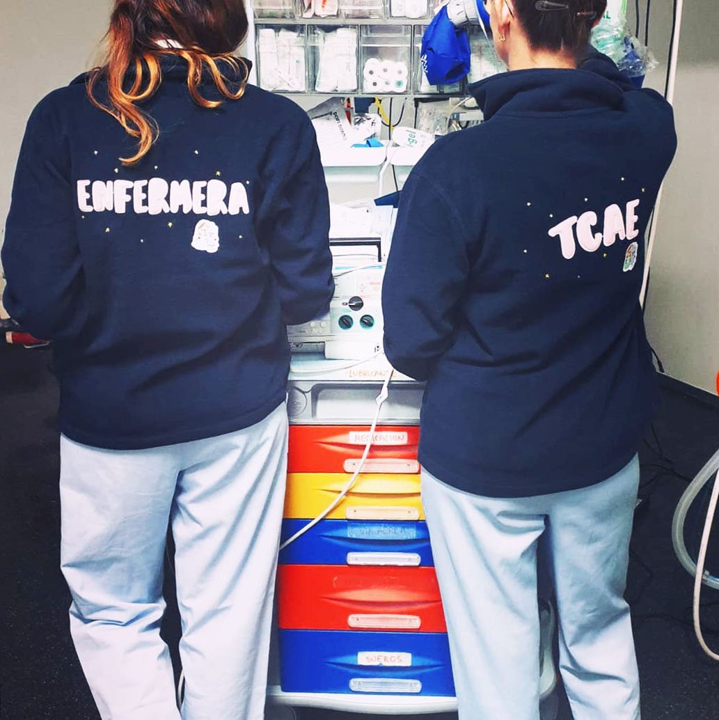 Enfermera en apuros on X: Enfermera y TCAE unidas como un equipo  imparable. Últimas unidades de las Chaquetas apuradas aquí  😍👉 📷 @ester_olma  / X