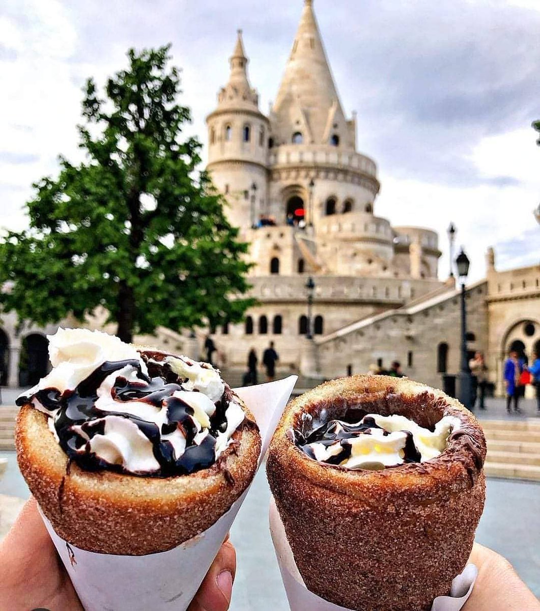 EscalaBudapest's tweet photo. ⭐ Good afternoon from #Budapest 
⭐ Jó napot❗🙋‍♀️
⭐ The hungarian chimney cake.
⭐Kürtőskalács.
⭐Have a wonderful day❗💁‍♀️
⭐Szép napot❗💁‍♀️ 

#budapesthungary #visithungary
#chimneycake #hungaricum #hungariangastronomy #FraserBudapestTips #FraserBudapest https://t.co/wH5miFkgHQ