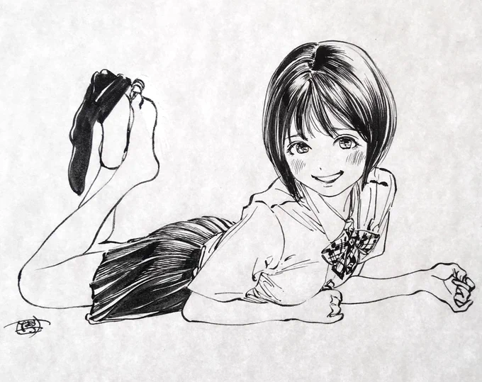脱ぎながら話す女性 