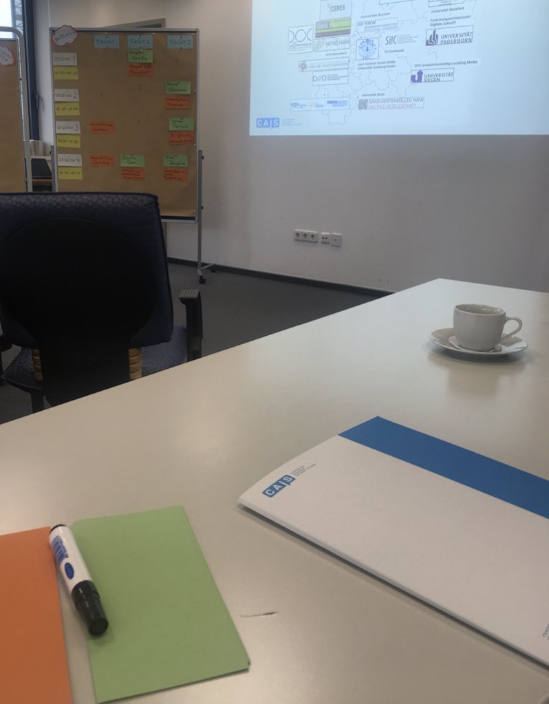 drbieber's tweet image. guten morgen! jetzt startet das #barcamp im rahmen des #PhDnet am bochumer @CAISnrw - im bild die wichtigen zutaten: zettel, stift, beamer, kaffee. erste sessions stehen schon, ein paar kommen noch hinzu. nicht im bild: das w-lan und die teilnehmer*innen. #CAIScamp