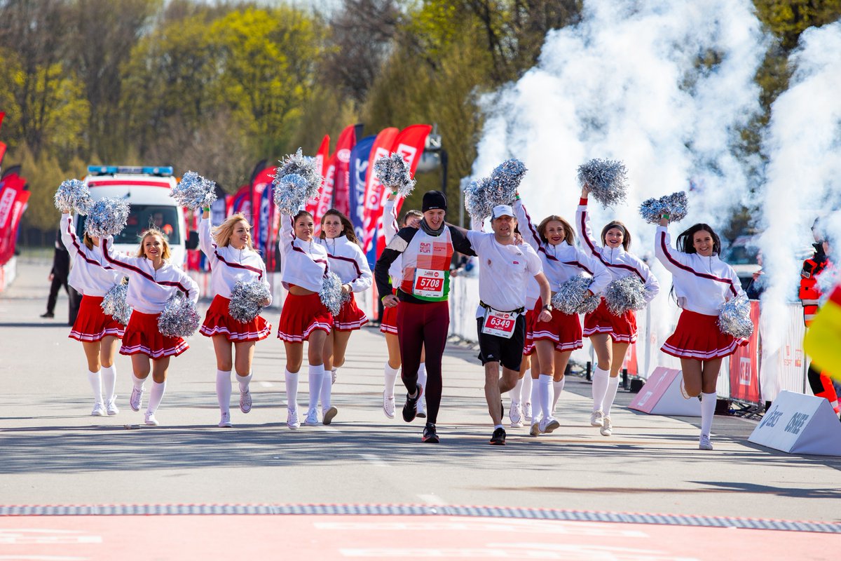 orlenmarathon's tweet photo. ORLEN Warsaw Marathon to wydarzenie, gdzie biegacze są jedną wielką rodziną! Zawsze mogą na siebie liczyć w trudnych momentach! https://t.co/0JUilMGElA