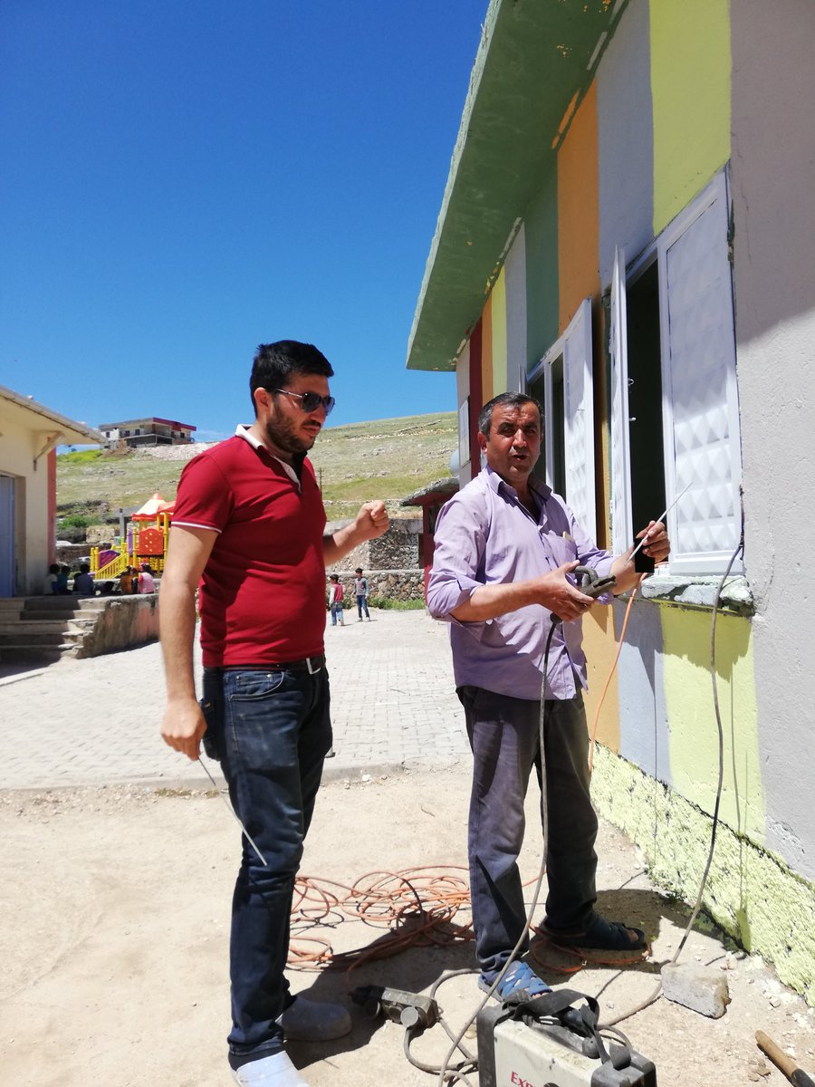 GumuspInarilk1's tweet photo. Sene sonu geldi okulun eksikliklerini gidermeye devam...@aydiner_sah @Maydin47 @mir_zal_zin @mardinilmem https://t.co/uuYRplvVpq
