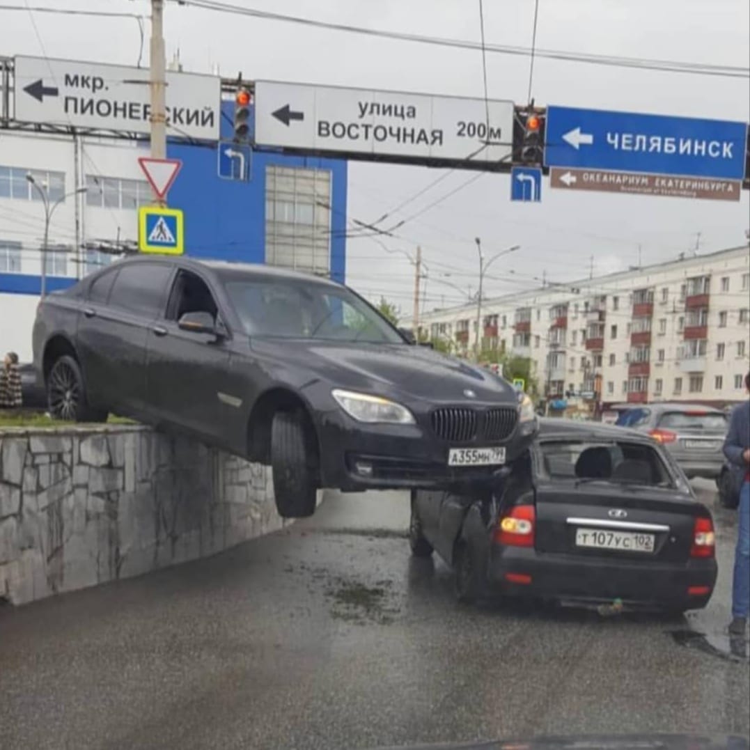 ДТП БМВ на крыше Приоры
