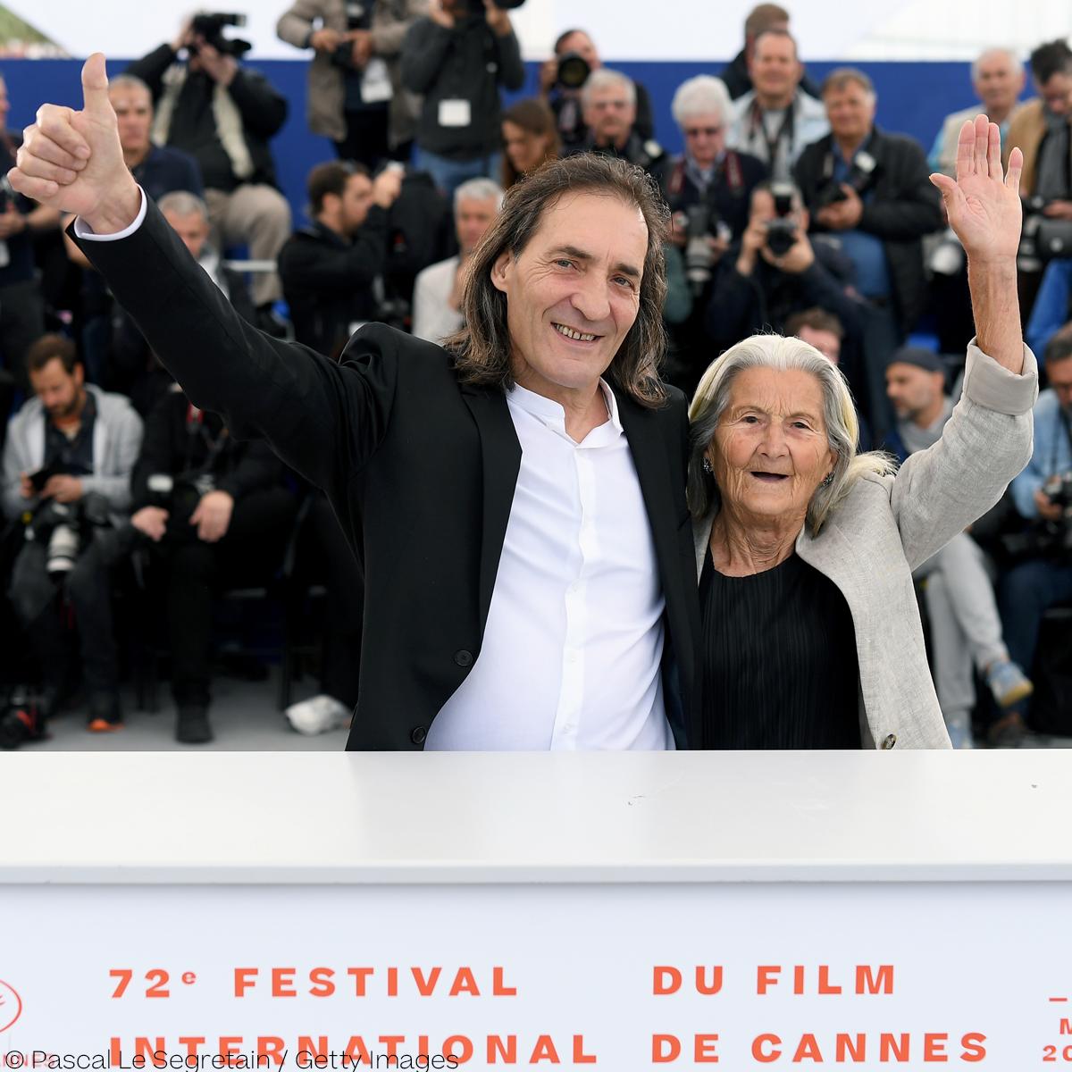 Festival_Cannes's tweet photo. #Photocall O QUE ARDE (VIENDRA LE FEU / FIRE WILL COME) by Oliver Laxe 📸
with Amador Arias Mon, Benedicta Sanchez Vila &amp; Oliver Laxe
#Cannes2019 #UnCertainRegard #OQueArde https://t.co/ovtt4BpXmy