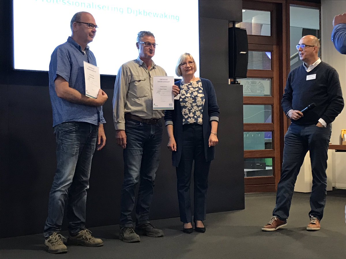 SchutteFreddie's tweet photo. Eerste Senior Dijkwachters ontvangen het certificaat @wsrivierenland @WDODelta @LWentholt @STOWAwater @Wateropleiding https://t.co/ZgLjx7flEy