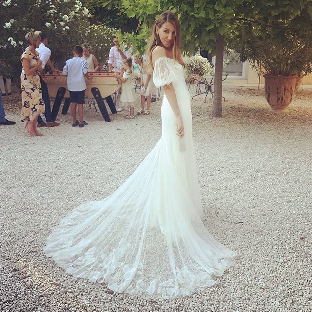 Halfpennylondon's tweet photo. We can’t forget our beautiful Marilooo on her wedding day, didn’t she look so stunning... .
.
.
.
.
#britishbridal #londonbride #frenchbride #southoffrancewedding #weddinginspo #weddingdressinspiration #halfpennybride #halfpennylondon https://t.co/4Dt47UPUoC https://t.co/NAaXqCByYx