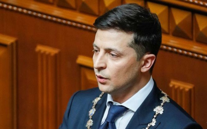 Ukrayna Devlet Başkanı Zelenskiy: “Odalarınızda benim resmimin olmasını istemiyorum. Oraya benimki yerine çocuklarınızın fotoğrafını asın ve ne zaman bir karar alacak olsanız onların gözlerine bakın.”

#ukrayna #Zelenskiy