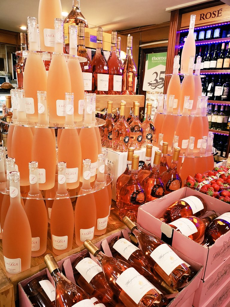 ThomasofFoxrock's tweet photo. Now that's what we call a whole lot of Rosé 🍓😍☀️🥂🌹 https://t.co/ChNwhSYcSz