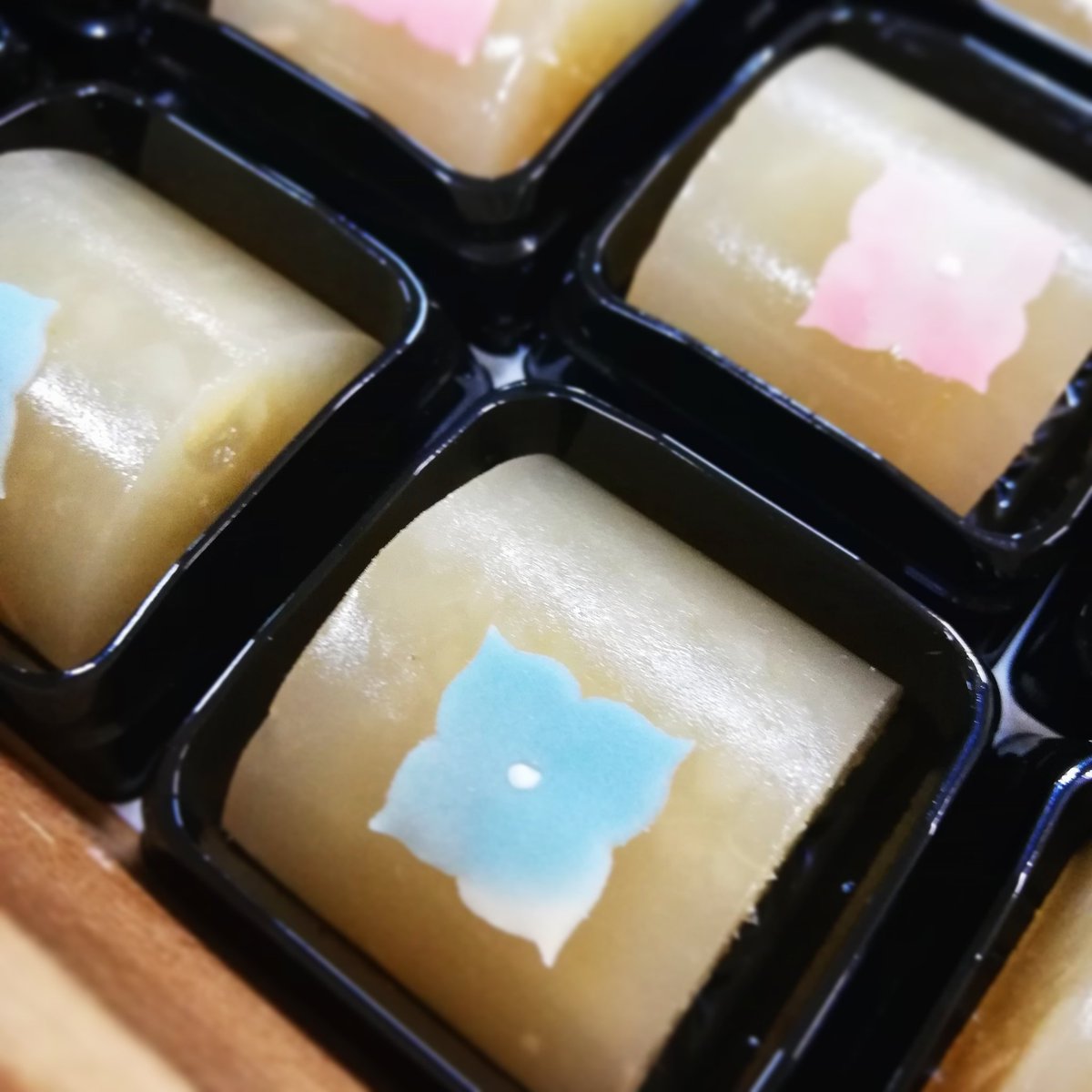 横浜和菓子 磯子風月堂 今日は暴風の横浜でした 明日は真夏日らしい 羊羮製 よひら よひらは紫陽花の別名 磯子風月堂 和菓子 上生菓子 羊羮 横浜 磯子 大雨 紫陽花