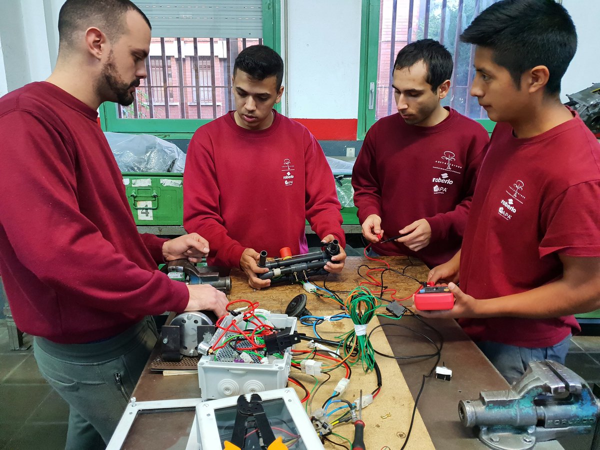 castellarnausem's tweet photo. ⚡🔌 Seguimos con más pruebas de los sistemas eléctricos en los mandos del Chrysalis!📈🔎
.
⚡🔌We continue with more tests of the electrical systems at the Chrysalis!📈🔎 https://t.co/K99vwLeHwN