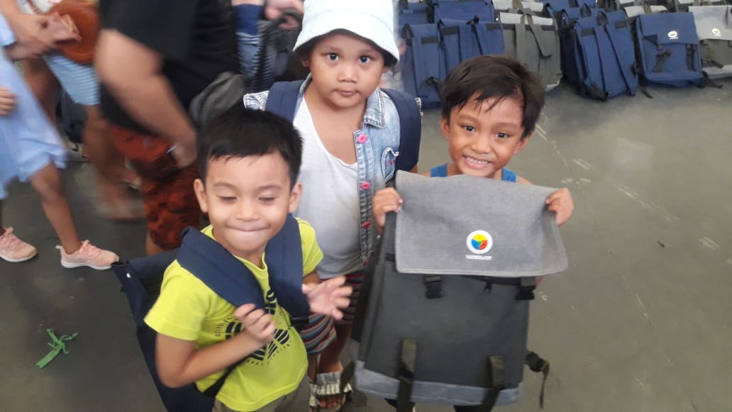 rex_gatchalian's tweet photo. Long day of bag distribution...school supplies distribution...
Great way to say thank you to our residents and voters...salamat po sa muling pagtitiwala and supporta sa Tayo na Valenzuela Team!
#RedNeverStops https://t.co/8er1rd4We9