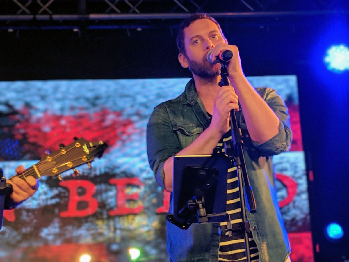 _justmep2's tweet image. The one and only, the guy who started it all and essembeled this talented group of musicians who happen to be actors, the man with the voice of an angel and a very short memory for lyrics 😂 Thank you @jasonmanns #jib10