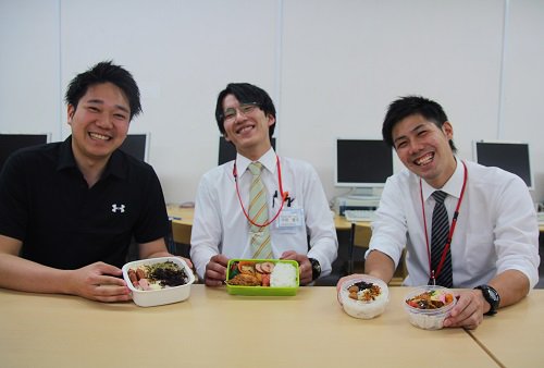 Ktcおおぞら高等学院 キャンパスアカウント On Twitter 若手男性コーチ三人衆の本日のお弁当 名古屋は今朝洪水警報がでてましたが 三人とも仕事にお弁当に気合十分です 今度ぜひ一緒にお昼ご飯食べてね Ktc名古屋 Ktcおおぞら高等学院 弁当男子 Obentoulife