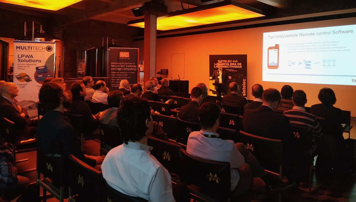 Sistelec's tweet image. Ya hemos comenzado en Barcelona con el evento &quot;Sistelec 4.0 - La nueva era de la conectividad&quot;. Hablamos sobre #IIoT, #EdgeComputing, #SmartEnterprise y #UnifiedVehicle. En la foto, @TaitRadio nos cuenta más sobre esta solución.