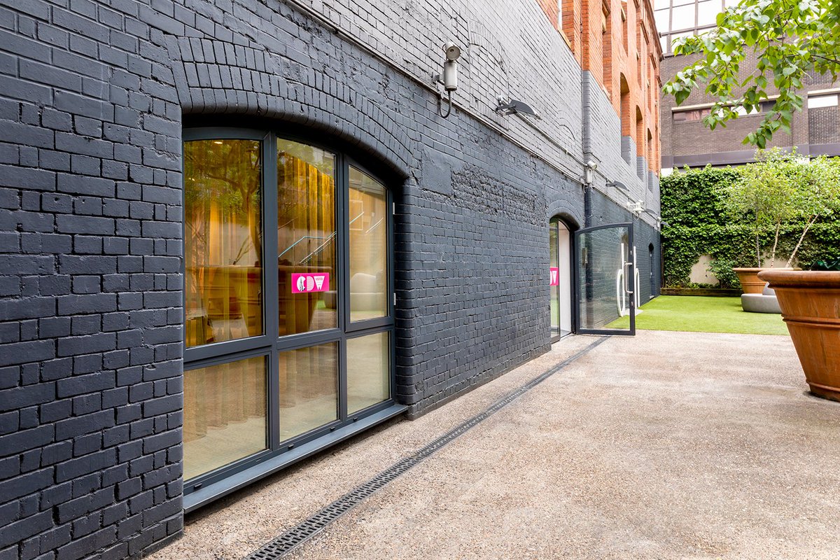 Vescom's tweet photo. This morning we've opened the doors of our brand-new London Showroom! It's located in the heart of Clerkenwell and conceived as an inspiration point for the area’s architectural and design community. Take a look inside: https://t.co/uuRUm6YxyG #new #london #showroom #cdw19 https://t.co/muU2TM5iE1