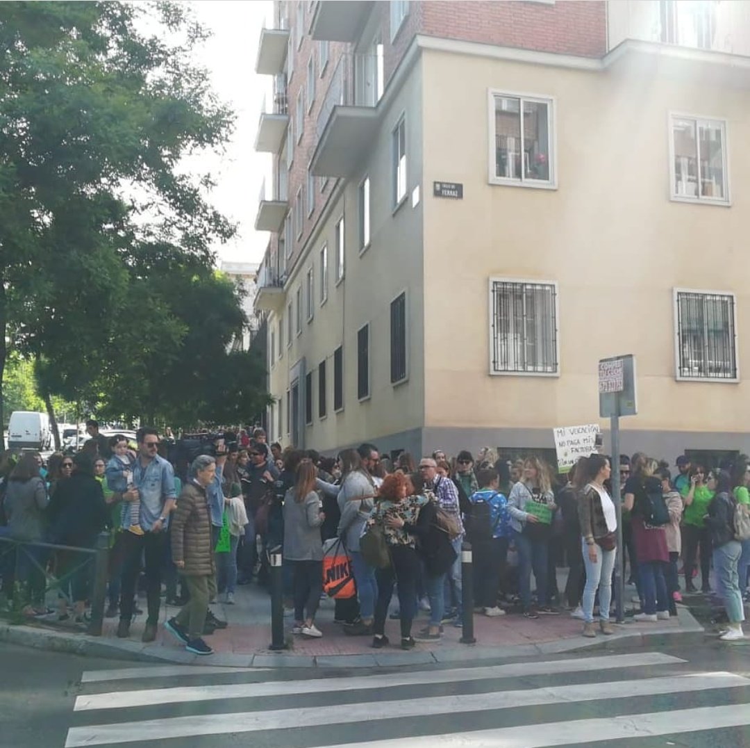 en_tsei's tweet photo. En Madrid anoche a última hora nos llegaba la noticia de que lxs compañerxs no podían concentrarse, nos han querido callar pero ¡NO HAN PODIDO!
¡¡LXS COMPAÑERXS ESTÁN EN LA SEDE ACADE COMO SE HABÍA ORGANIZADO!!
Luciluxlu:
#EducadorxsInfantilesEnHuelga
#ConvenioDignoInfantil https://t.co/kyLxXJpUfO