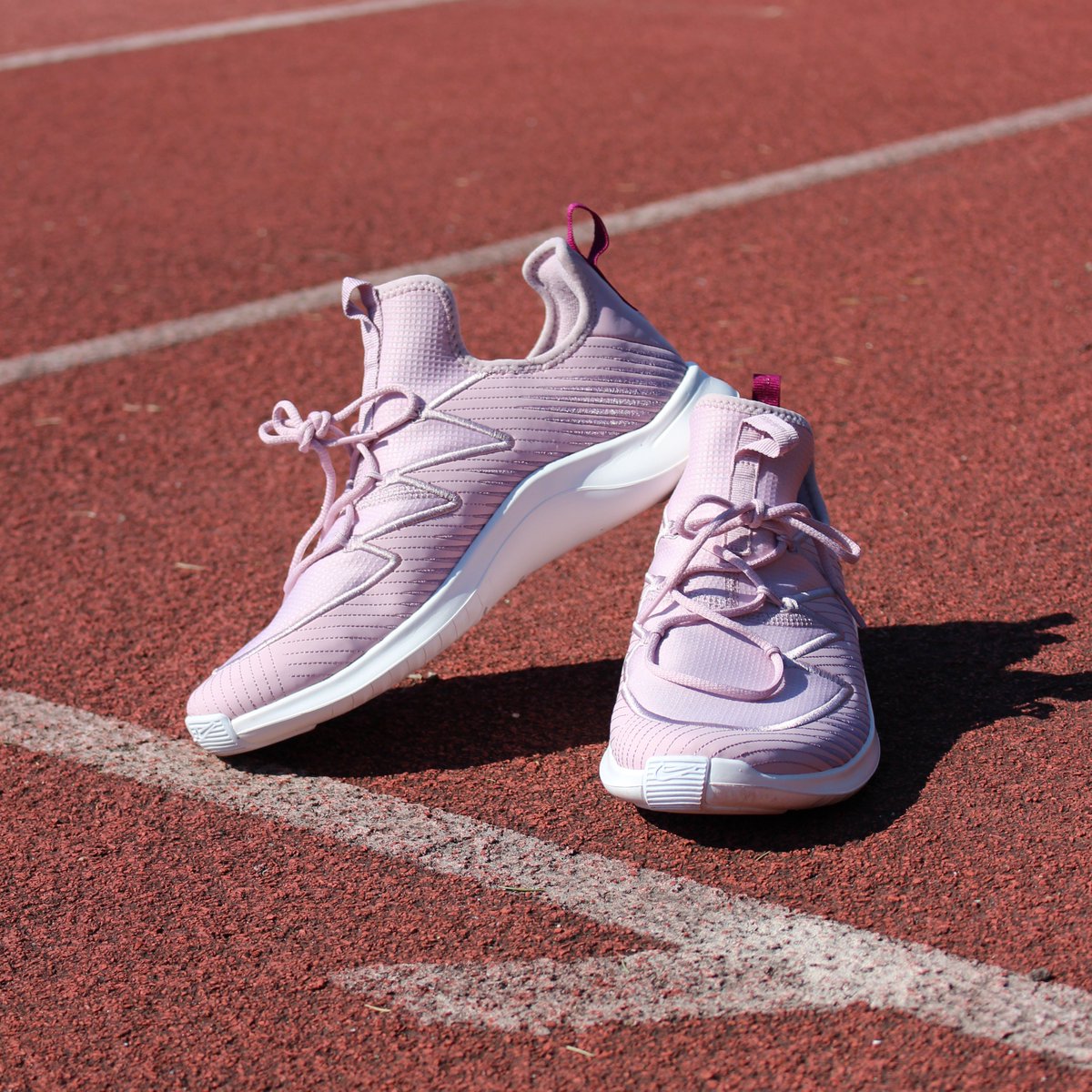 Spartoo_Cz's tweet photo. Důležitá otázka! Jste spíše pro Nike nebo Adidas? https://t.co/onF5Xv5Fko