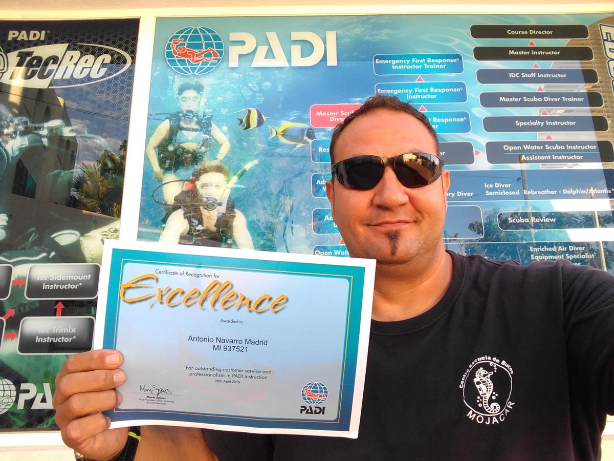 Buceomojacar's tweet image. Arrancar el día con el reconocimiento del trabajo bien hecho, te alegra el día y te incentiva para seguir trabajando cada día mejor. Hoy el premio es para nuestro #PADI #MasterInstructor Tony Navarro. Seguiremos por este camino. #BeBestBePADI #PADILifeStyle #PADIInstructor