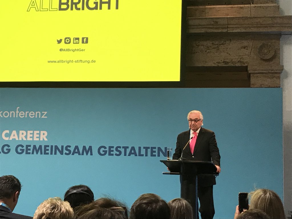 AllBrightGer's tweet photo. „Männer zögern oft, sich Feministen zu nennen. Dabei sollten gerade sie Feministen sein, indem sie ihr Verhalten ändern und den Frauen die Türen zu den entscheidenden Positionen öffnen.“ AllBright-Gründer Sven Hagströmer @sven43 bei der #Chefkon19 von Initiative @chefsache. https://t.co/GvQzYUWA5I
