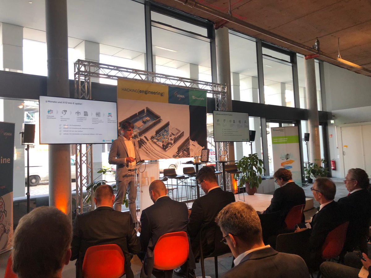 VDMAonline's tweet photo. Unsere Startups von @Fraunhofer haben die erste Pitchsession beim #Startup Summit von @fraunhofervc und VDMA gerockt: Digitale Mehrwerte für den #Maschinembau garantiert: Danke an @logarithmo_gmbh, @DoksInnovation, @oculavis und @wetransformto #HACKENG #StartupMachine #VDMAFB https://t.co/h9JkvjbvR9