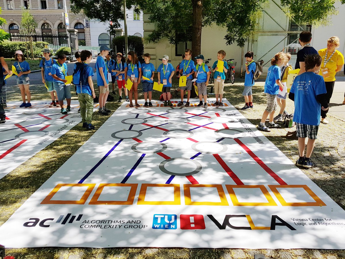 ADAalgorithmen's tweet photo. #KinderUniWien 2019 geht am 8. Juli los! 👀 2018 haben @vclaTUwien &amp; Kinder mit dem Sortiernetzwerken aus CS Unplugged experimentiert. 💭👣 Wie denken Algorithmen? https://t.co/xnFA7XLfHX 

#algorithmen60 #edupnx #ADAat #ADAwien #DigitaleBildung #kinderbuerowien #MINT #Pedagogen https://t.co/MKr4s8Yqtp