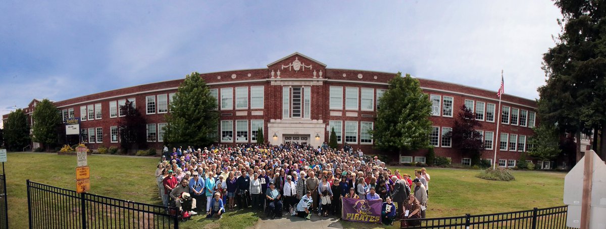HighlineSchools's tweet image. Sooo many memories from 600+ @Highlinepirates alumni and family who came to say goodbye to the 1924 building. Graduates ranged from 1945 to almost-graduates in 2019. See 📷: bit.ly/2QbnYrV #highlinebuilds