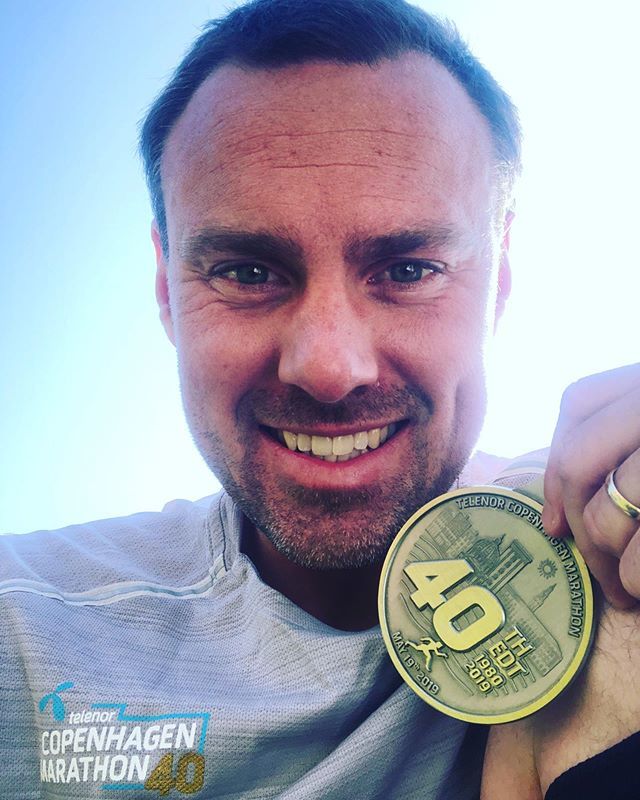 sinding82's tweet photo. Mission fuldført - CPH Marathon 2019. Det gik ikke helt som planlagt. Der var grus i maskineriet ved de 30K og jeg måtte gå lidt af vejen. Tiden blev 4:15 og målet var under de 4 timer, men jeg må på hesten igen 😜 Næste gang skal jeg nok starte træni… https://t.co/vterBOtlbF https://t.co/A7Z90QMp6U