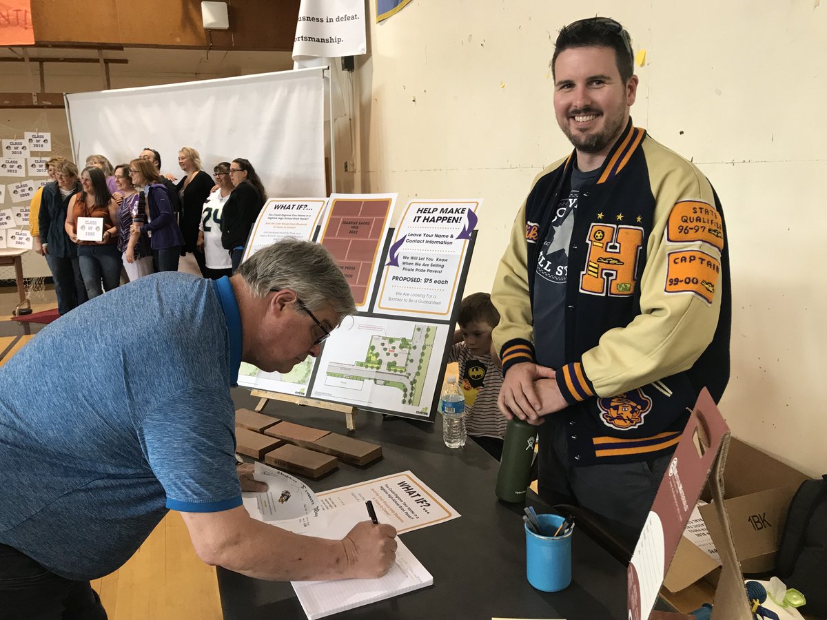 HighlineSchools's tweet image. Sooo many memories from 600+ @Highlinepirates alumni and family who came to say goodbye to the 1924 building. Graduates ranged from 1945 to almost-graduates in 2019. See 📷: bit.ly/2QbnYrV #highlinebuilds