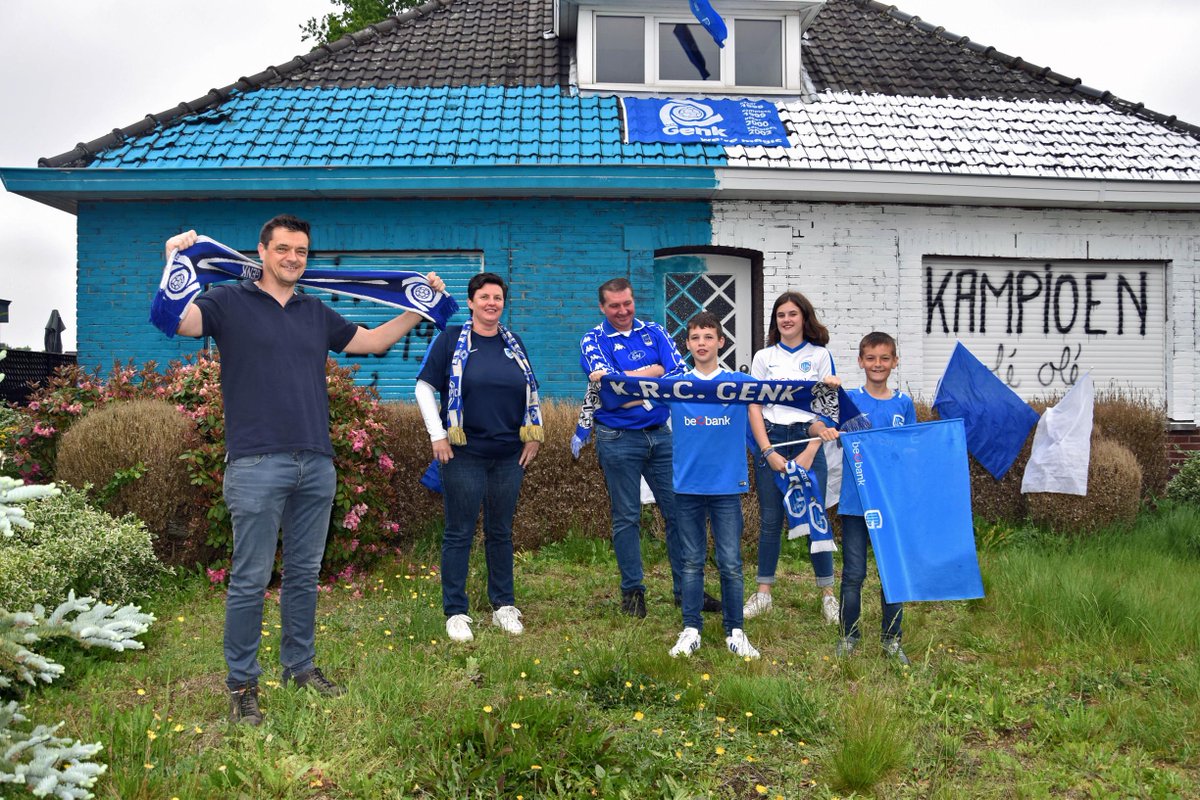 hbvl's tweet image. KRC Genk-fans schilderen huis in blauw-wit dlvr.it/R56Zym