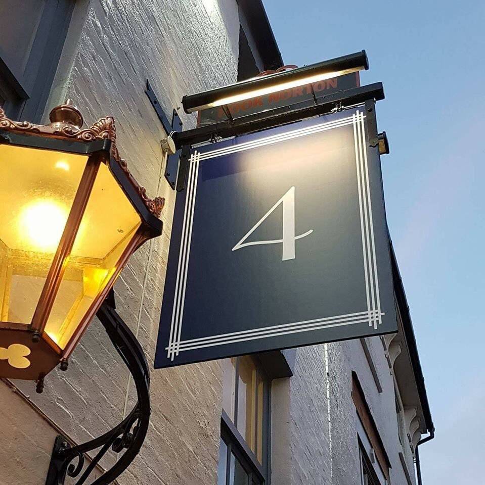BanburyBID's tweet photo. Pubs are good for bringing communities together, so we love seeing alternative uses for them. A shout out to @4aleandgin for hosting the @BizBuzzOxon #BanburyBuzz networking meeting 22 May (10-12pm) £5 on the door #Banbury https://t.co/NyCKchUf1F