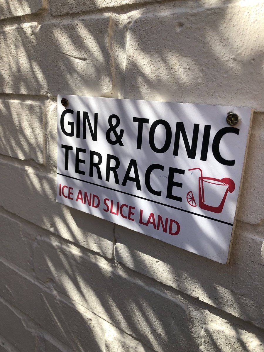 BanburyBID's tweet photo. Pubs are good for bringing communities together, so we love seeing alternative uses for them. A shout out to @4aleandgin for hosting the @BizBuzzOxon #BanburyBuzz networking meeting 22 May (10-12pm) £5 on the door #Banbury https://t.co/NyCKchUf1F