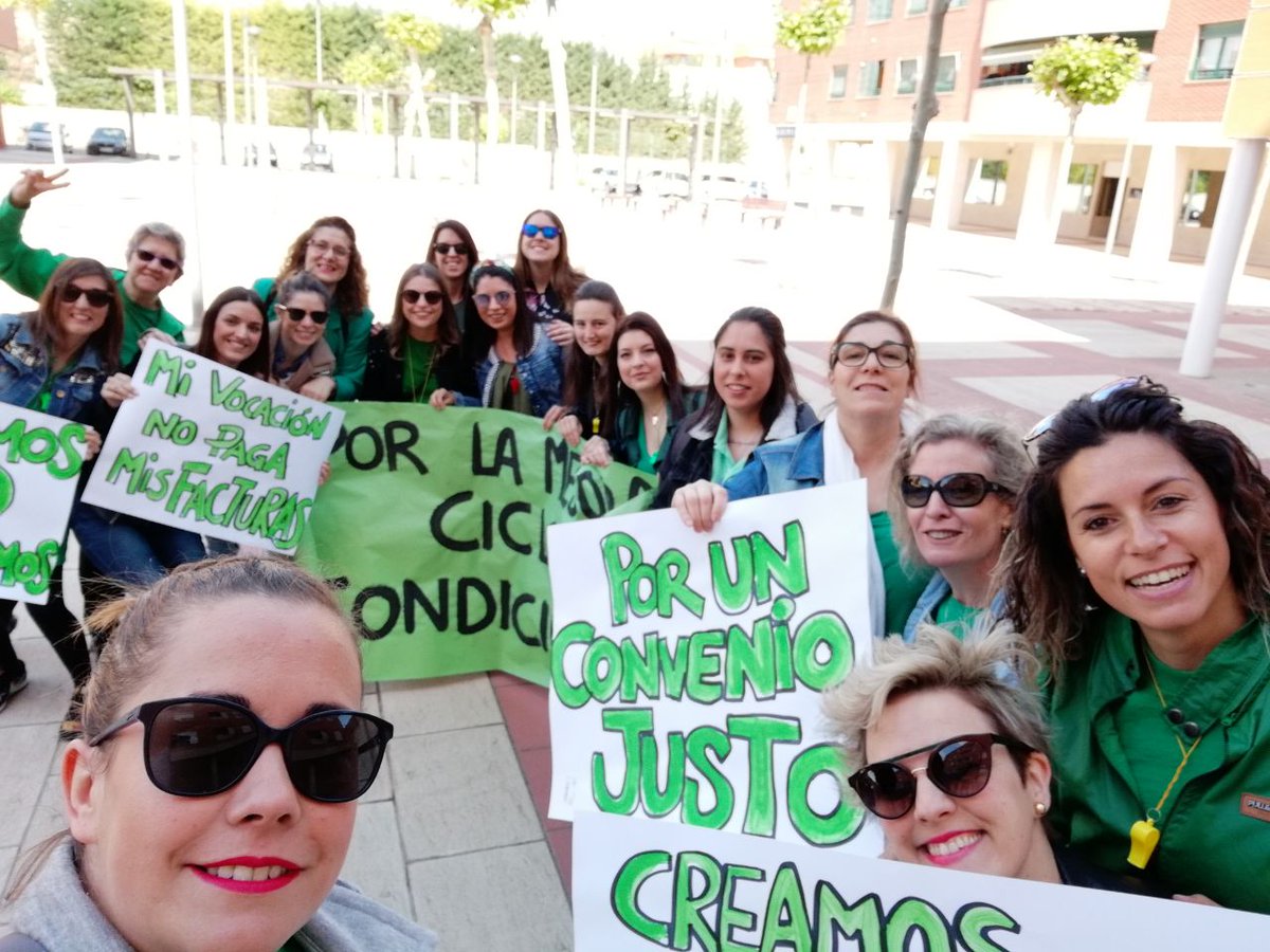 en_tsei's tweet photo. Desde Calahorra, las compañeras se han concentrado en la puerta de su escuela, ahora van al ayuntamiento y esta tarde a Logroño
#EducadorxsInfantilesEnHuelga
#ConvenioDignoInfantil
#EscuelasInfantilesEnLucha
#BastaYa
#QueremosVivirNoSobrevivir
#NoALaPrecariedadEn0a3 https://t.co/t9nhUUoNLx